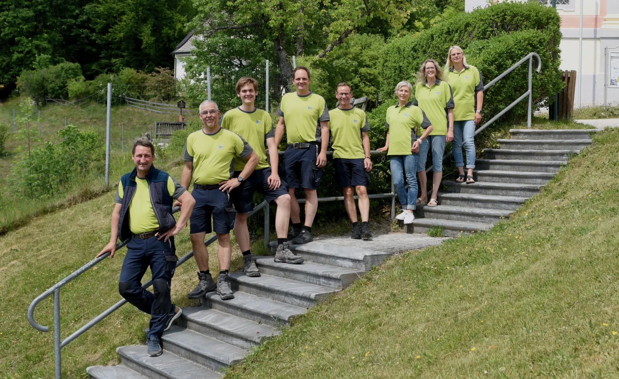 Das Team der MR-Elektrotechnik GmbH auf der Treppe am Mariahilfberg in Gutenstein